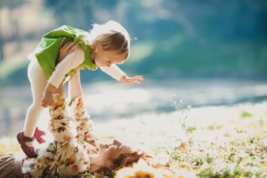 madre jugando con su hija