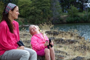 mujer y niña sistema diagnóstico cobas