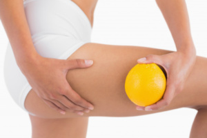 mujer con celulitis y naranja